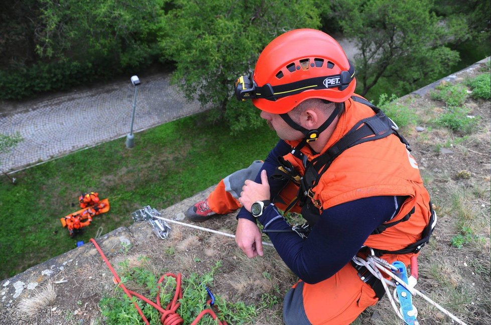 Pražští hasiči v pondělí nacvičovali záchranu osob spadlých z výšky. Posloužily jim k tomu hradby Vyšehradu.