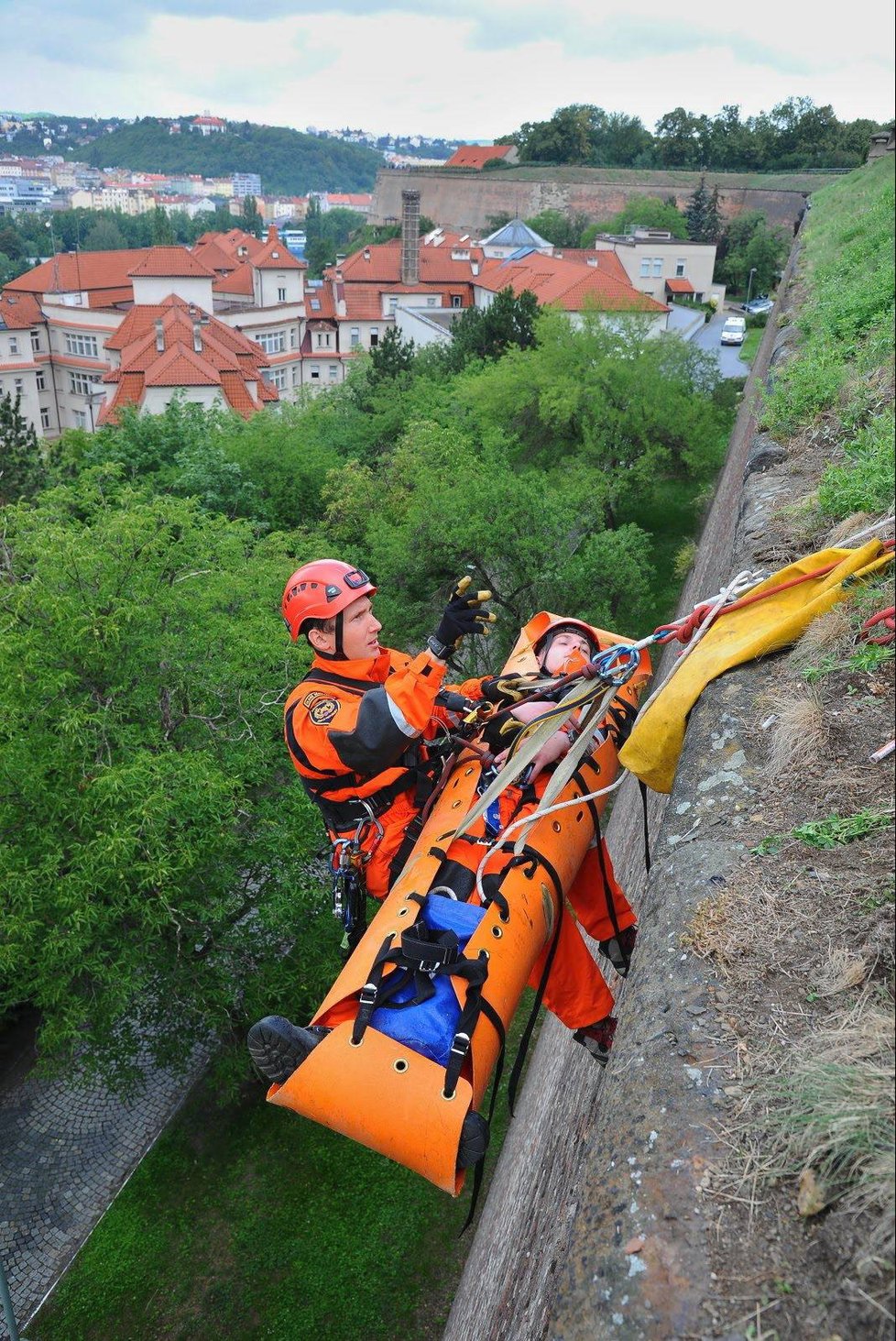 Pražští hasiči v pondělí nacvičovali záchranu osob spadlých z výšky. Posloužily jim k tomu hradby Vyšehradu.