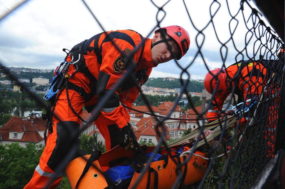 Pražští hasiči v pondělí nacvičovali záchranu osob spadlých z výšky. Posloužily jim k tomu hradby Vyšehradu.