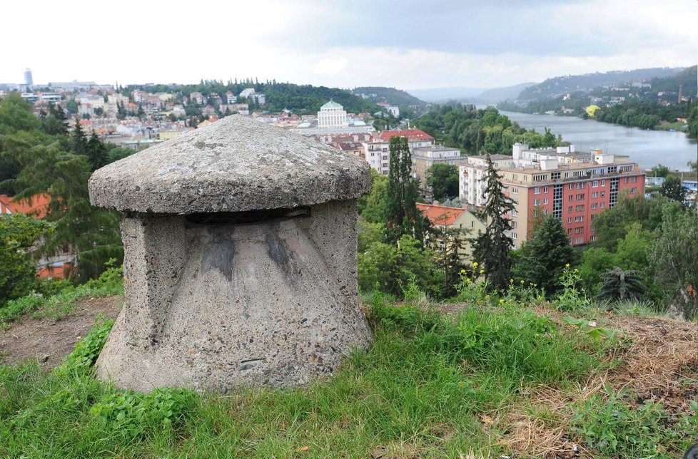 Pražští hasiči v pondělí nacvičovali záchranu osob spadlých z výšky. Posloužily jim k tomu hradby Vyšehradu.