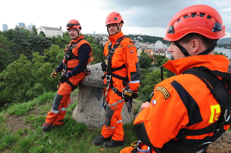 Pražští hasiči v pondělí nacvičovali záchranu osob spadlých z výšky. Posloužily jim k tomu hradby Vyšehradu.
