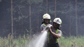 V Benátkách nad Jizerou zasahovalo 14 jednotek hasičů u požáru louky