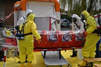 Američan kvůli kontaktu s ebolou zůstává ve speciálním boxu bez klimatizace. Příznaky nemá