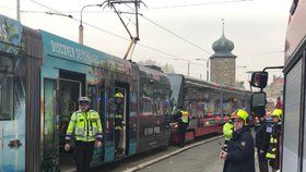 Dvě tramvaje se srazily u Tančícího domu! Zranilo se 12 lidí, byl aktivovaný traumaplán