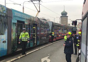 Na Jiráskově náměstí se srazily dvě tramvaje, zranilo se šest lidí.