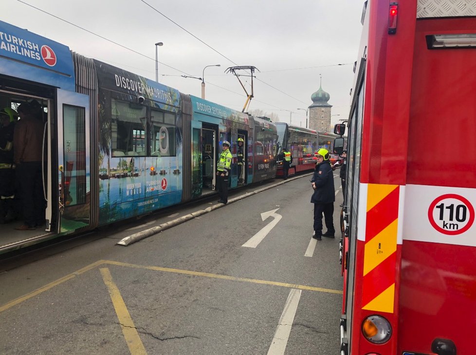 Na Jiráskově náměstí se srazily dvě tramvaje, zranilo se šest lidí.