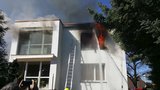 Požár rodinného domu v Křeslicích: Z okna šlehaly plameny, škoda je téměř milion korun