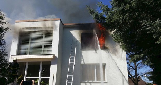Hořel rodinný domek v ulici K Čestlicům.