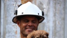 Australští hasiči nafotili sexy kalendář: Výtěžek půjde na pomoc zraněným zvířatům při požárech!