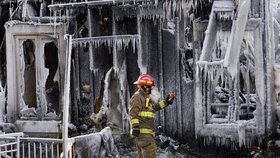 Hasiči hledají další oběti požáru kanadského domova důchodců. Stále se pohřešuje 30 seniorů, kteří uvízli v ohnivém pekle. Práci jim ale komplikují nízké teploty.
