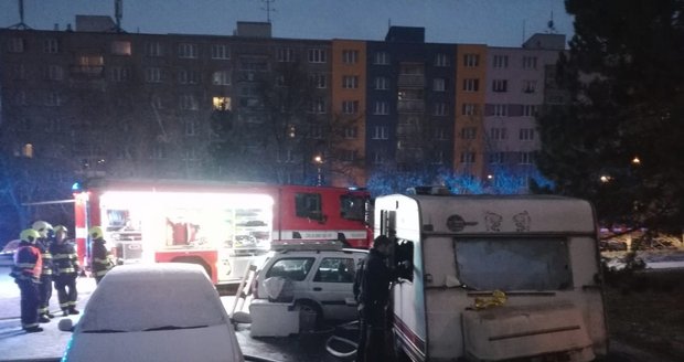 Ve Vosátkově ulici hořel karavan.