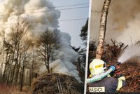 Žhář zapálil v Kladně hromadu dřevin: Kriminalisté po něm pátrají