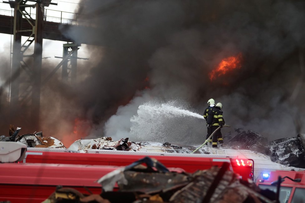 K požáru vrakoviště v Kladně došlo i v roce 2020.