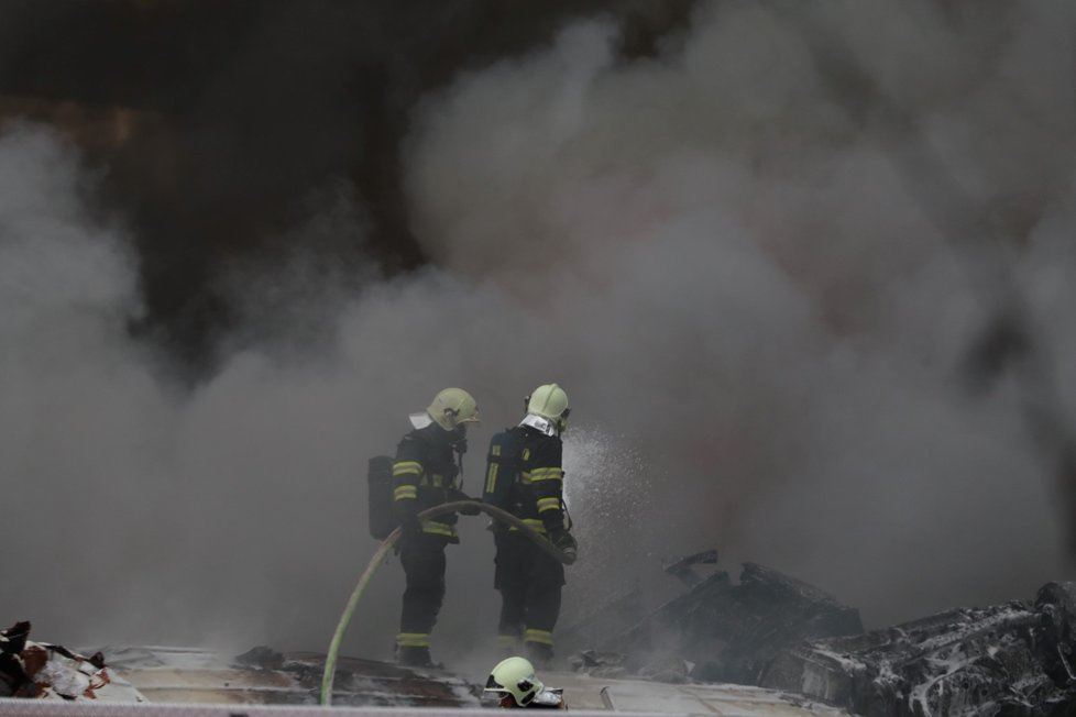 Požár vrakoviště na okraji Kladna