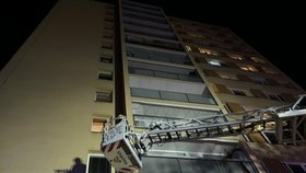 Požár v paneláku v Paláskově ulici. Hasiči museli lidi zachraňovat z oken a balkonů pomocí vysokozdvižné plošiny. (1. listopad 2023)