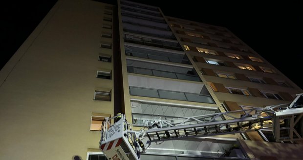 Hasiči museli za lidmi do oken i na balkony! V Kobylisích hořelo v paneláku. 11 osob muselo ven