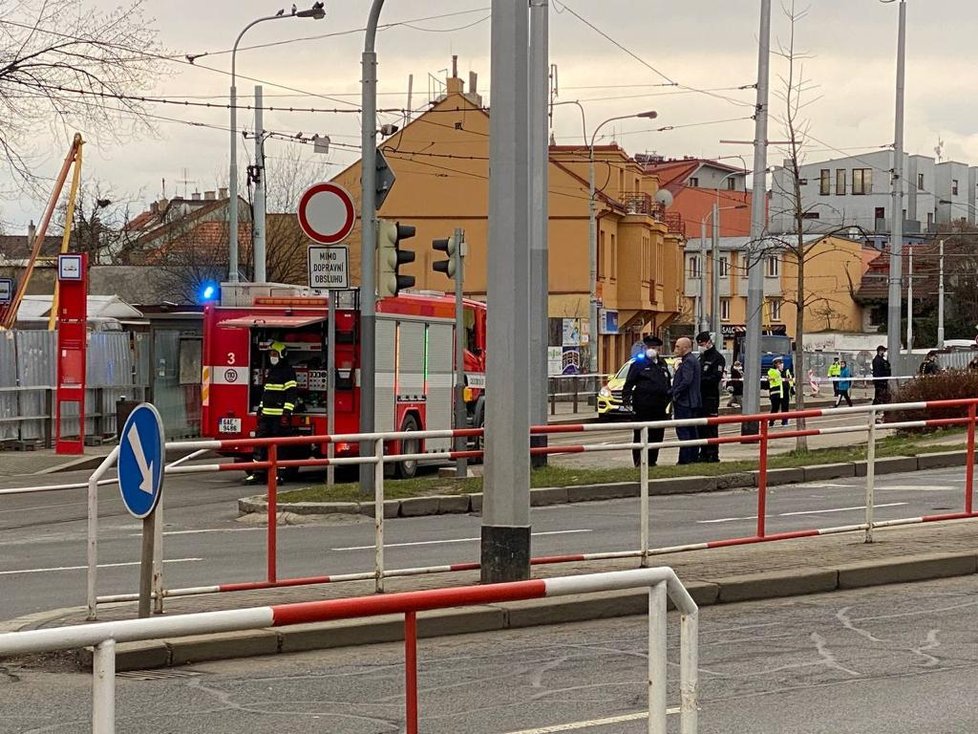 Poblíž stanice metra Kobylisy začal unikat plyn, který se vznítil. (23. březen 2021)