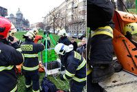 Zásah v pražském podzemí: Hasiči zachraňovali zraněnou ženu, naštěstí cvičně