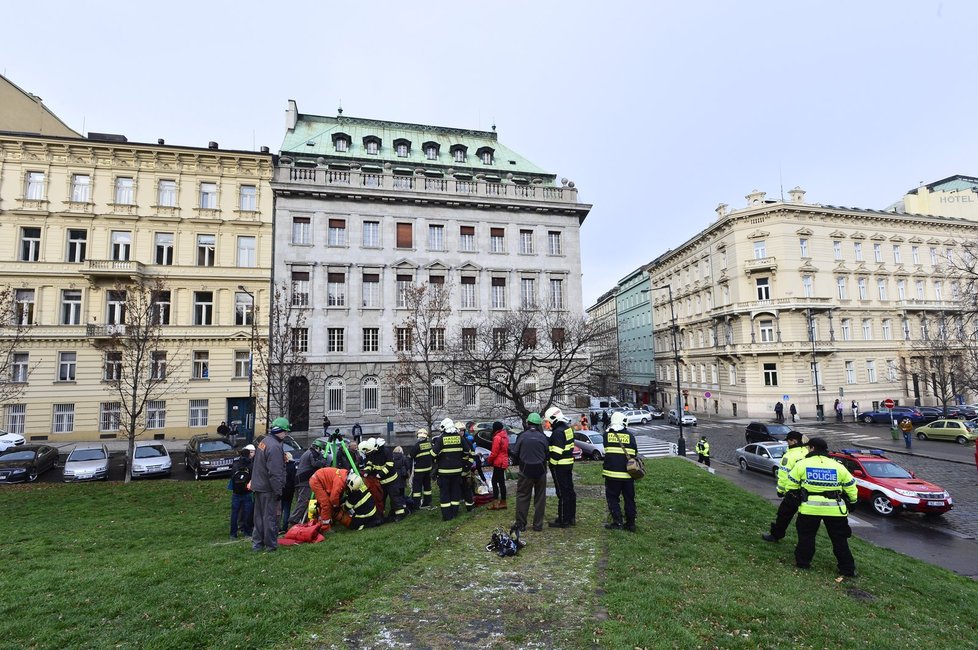 V Praze nacvičovali hasiči a společnost Kolektory Praha zásah v podzemí. Figurant byl vyproštěn šachtou u křižovatky ulic Washingtonova a Politických vězňů.