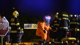 Protichemický zásah v Komořanské: Do ovzduší unikl jedovatý chlor, hasiči evakuovali 100 lidí