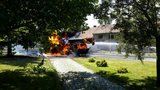 Ohnivé peklo: Plameny zničily autojeřáb, pneumatiky létaly vzduchem! Tři zranění hasiči