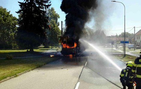 Na Vyškovsku hořel jeřáb: Tlakové vlny poškodily několik domů, dva hasiči jsou zraněni