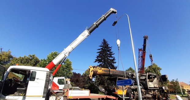 Na Vyškovsku hořel jeřáb: Tlakové vlny poškodily několik domů, dva hasiči jsou zraněni.