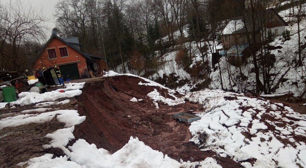 V Rudníku (okr. Trutnov) došlo v blízkosti rodinného domu k sesuvu svahu. Nikdo nebyl zraněn. Obyvatele hasiči evakuovali (17. 2. 2022)