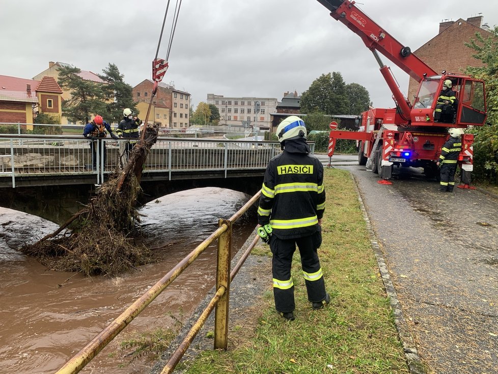 Hasiči zasahují při povodních v Královéhradeckém kraji. (14.10.2020)