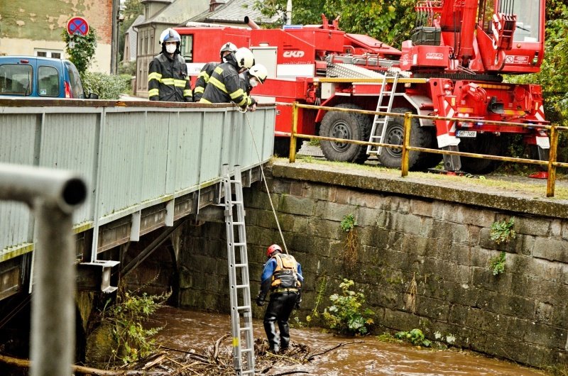 Hasiči zasahují při povodních v Královéhradeckém kraji. (14.10.2020)