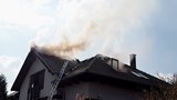 Sedm hodin boje s požárem domu na Znojemsku: Zraněný hasič a škody za miliony!