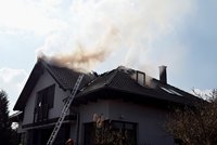 Sedm hodin boje s požárem domu na Znojemsku: Škody jsou milionové!