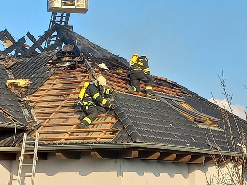 Dvanáct jednotek hasičů bojovalo v pondělí v Kubšicích na Znojemsku s požárem rodinného domu. Škody jdou do milionů korun.