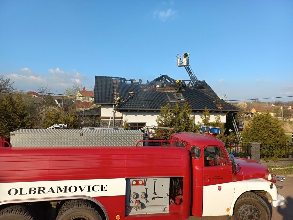 Dvanáct jednotek hasičů bojovalo v pondělí v Kubšicích na Znojemsku s požárem rodinného domu. Škody jdou do milionů korun.