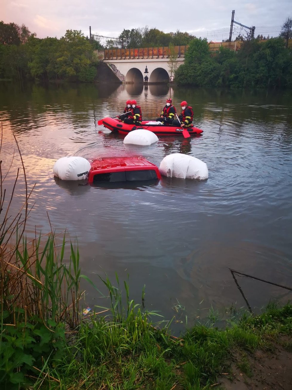 Pražští hasiči vyprostili dodávku z Kyjského rybníka, potápěči vozidlo zajistili 20 metrů od břehu.