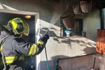 Pražští hasiči likvidovali drobný požár v Tálinské ulici v Kyjích. (28. října 2021)