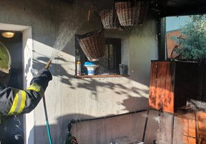 Pražští hasiči likvidovali drobný požár v Tálinské ulici v Kyjích. (28. října 2021)