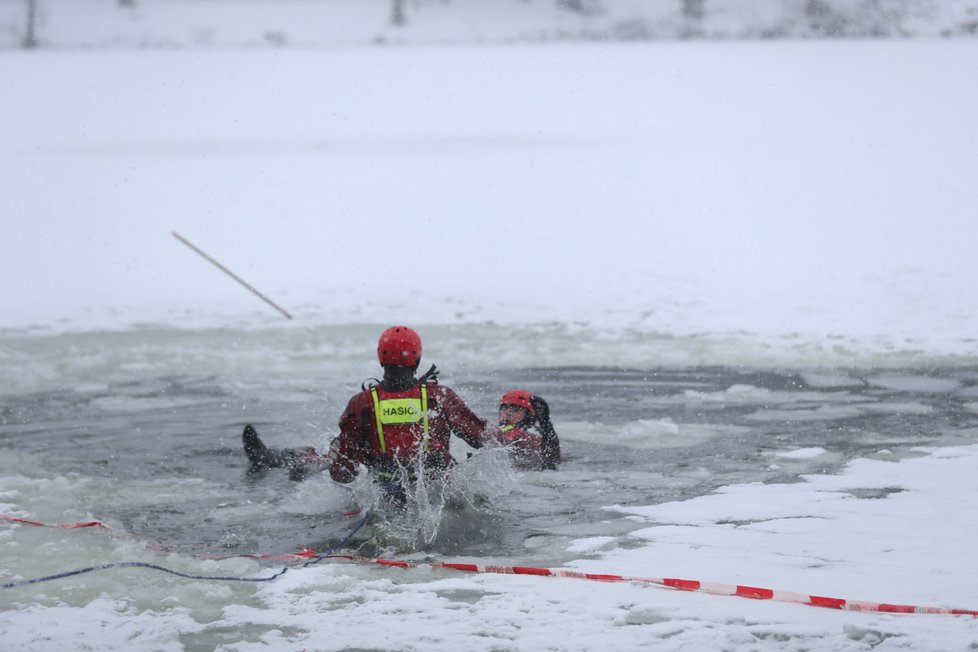 Cvičení hasičů v ledové vodě. 