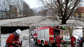 Na řadě míst v Česku se s ledovými krami rozhodli hasiči vypořádat i za pomocí pyrotechniky