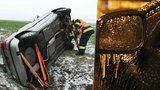 Převrácená auta, nehody: Sníh a ledovka ohrožují řidiče, na západě hlásí extrémní nebezpečí