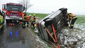 Dopravu v Česku komplikoval sníh a ledovka. Hasiči měli od rána práce nad hlavu