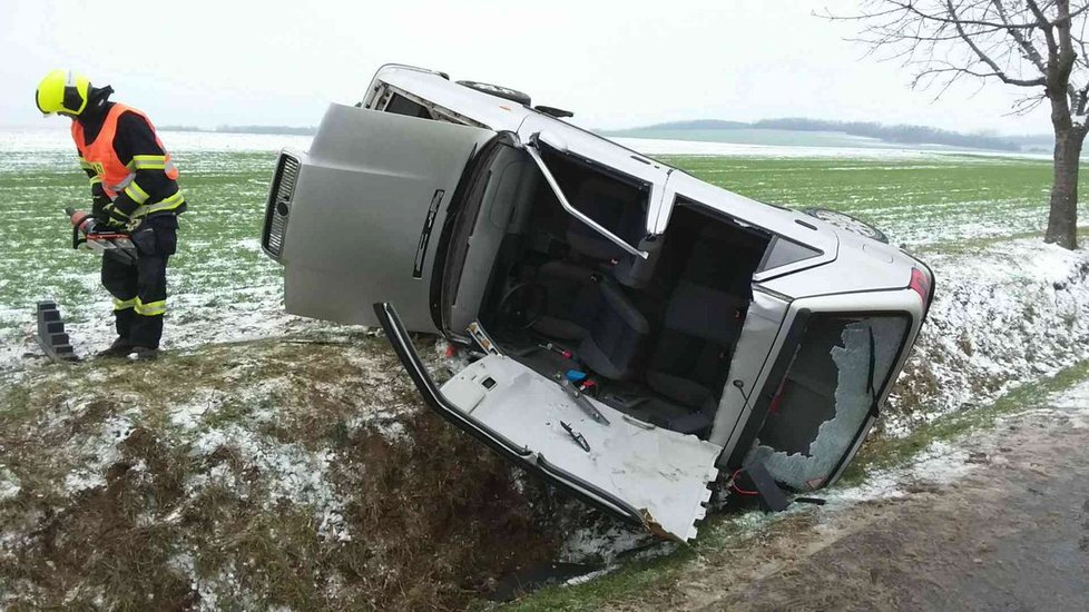 V Česku se může od nedělního odpoledne opět tvořit silná ledovka. Problémy mohou být zejména na východě země.