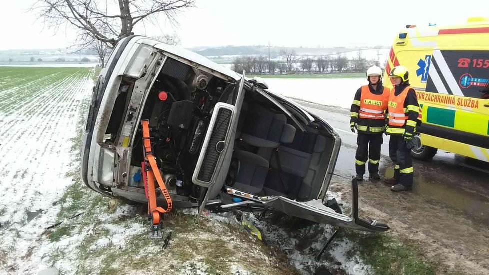 Dopravu v Česku komplikoval sníh a ledovka. Hasiči měli od rána práce nad hlavu