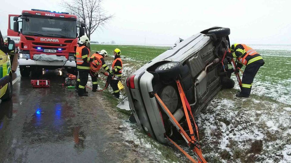 Dopravu v Česku komplikoval sníh a ledovka. Hasiči měli od rána práce nad hlavu