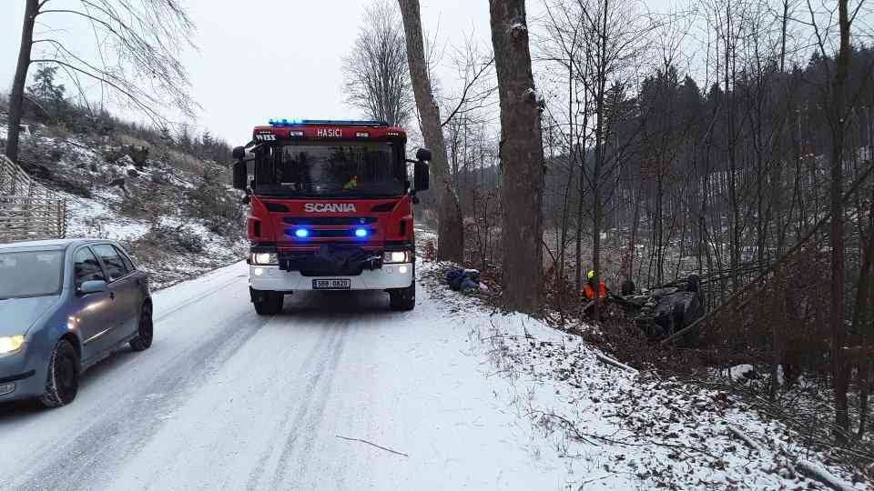Dopravu v Česku komplikoval sníh a ledovka. Hasiči měli od rána práce nad hlavu.