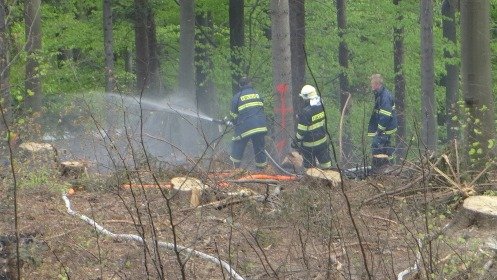 Rozsáhlý požár lesa u Trojanovic v Beskydech likvidovalo šest desítek hasičů několik hodin