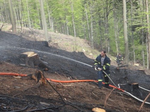 Rozsáhlý požár lesa u Trojanovic v Beskydech likvidovalo šest desítek hasičů několik hodin