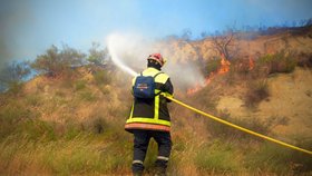 V populární francouzské kempařské oblasti Argeles-sur-Mer vypukly lesní požáry. Úřady musely evakuovat přes 2500 lidí. (17. 7. 2019)