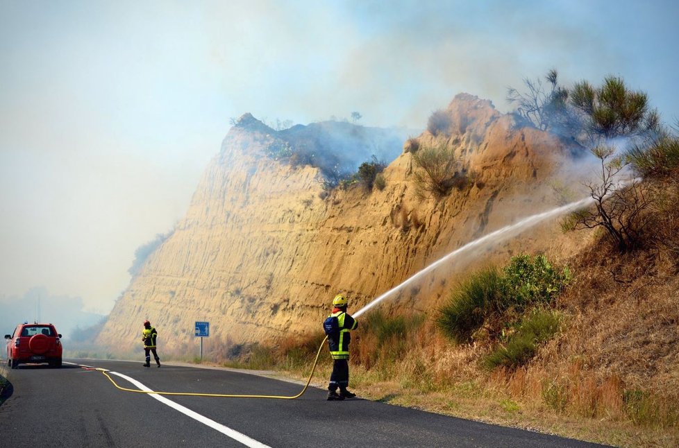 V populární francouzské kempařské oblasti Argeles-sur-Mer vypukly lesní požáry. Úřady musely evakuovat přes 2500 lidí. (17. 7. 2019)