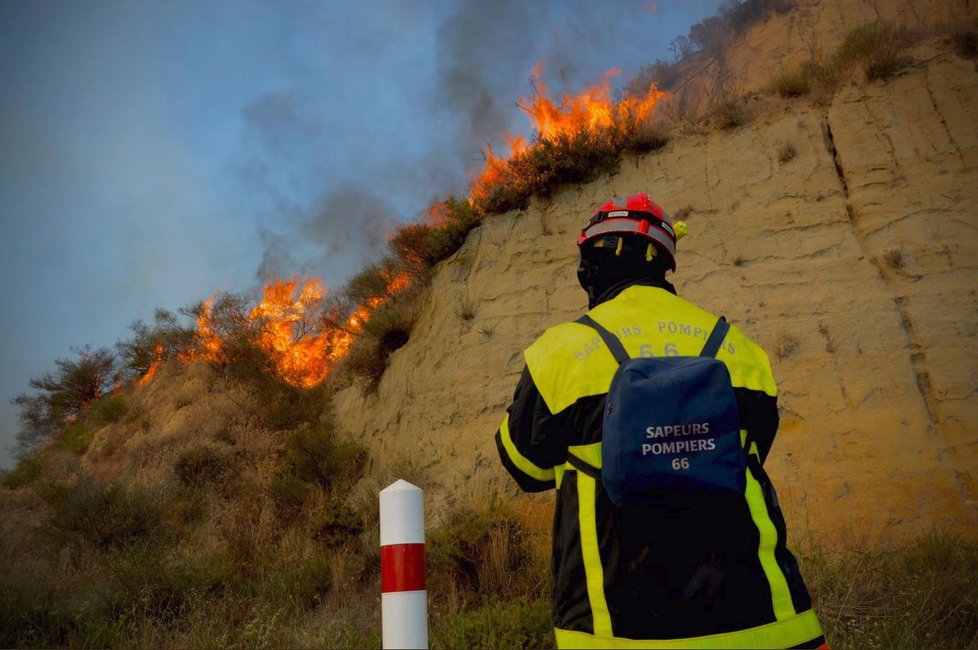 V populární francouzské kempařské oblasti Argeles-sur-Mer vypukly lesní požáry. Úřady musely evakuovat přes 2500 lidí. (17. 7. 2019)
